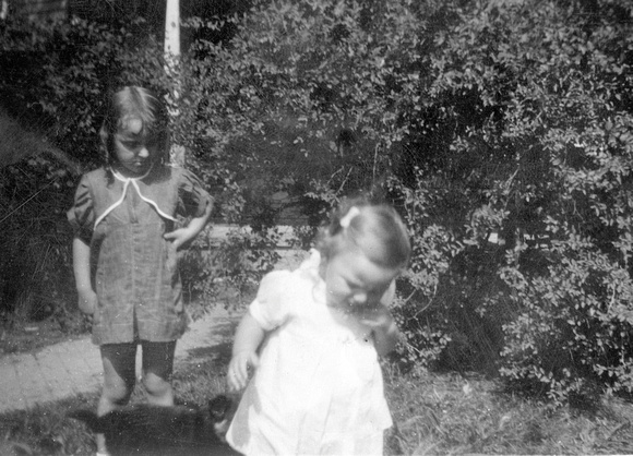 1940 ? Unknown girl with Doris Fisher (white dress)